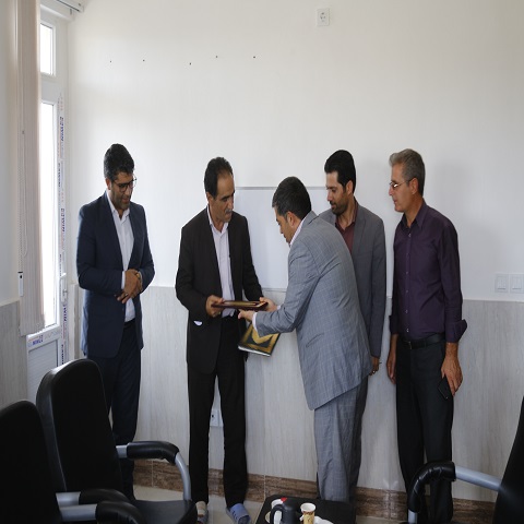 در آستانه گرامیداشت ۲۶ مرداد سالروز ورود آزادگان سرافراز،مردان قبیله غیرت به میهن اسلامی ،شهردار نازک علیاء به همراه مسئولین شهری از همکار آزاده جناب آقای محمد اصغری تقدیر و تشکر بعمل آورد