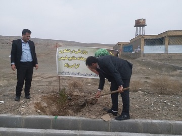 کاشت درخت توسط شهردار نازک در بوستان های شهرنازک علیاء